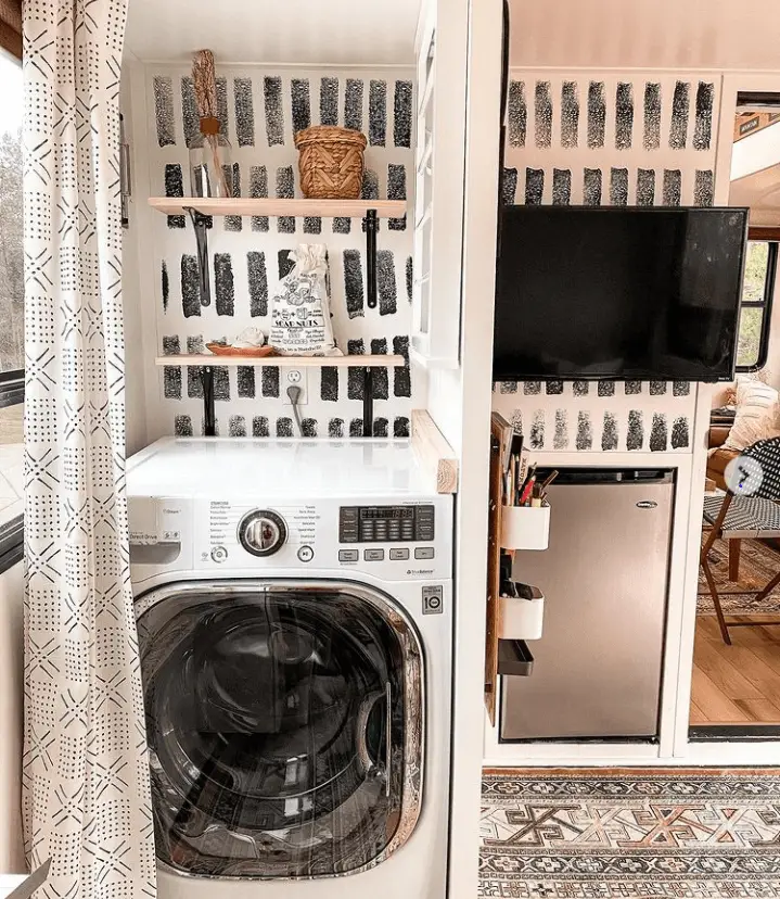Toyhauler laundry space